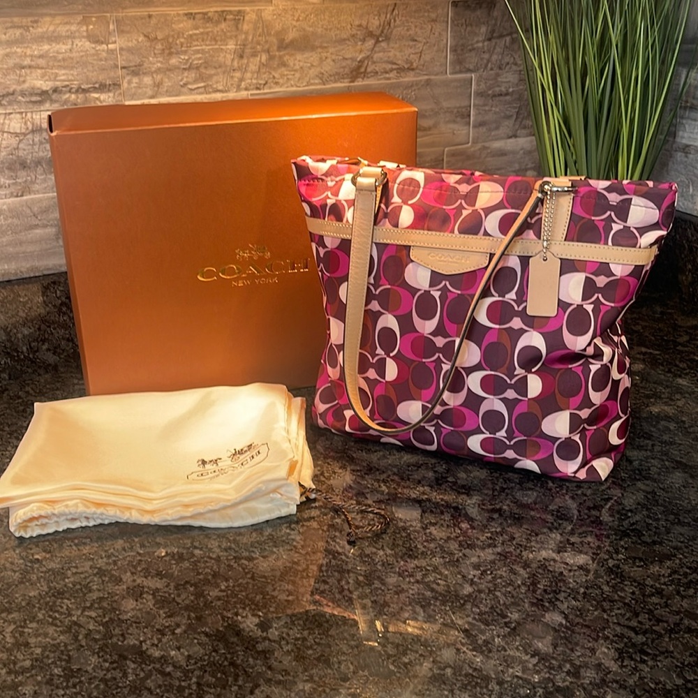 Coach Nylon signature Tote EUC Spring Dustbag Box Included